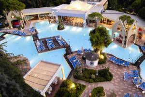 Luftaufnahme des Dionysos Hotels mit Swimmingpool und vielen Liegestühlen.