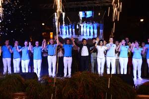 Gruppe von Leuten auf der Bühne im Marti Myra Hotel mit Feuerwerk und Applaus.