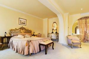 Luxuriöses Schlafzimmer im Marti Myra Hotel mit einem großen Bett, goldenen Akzenten und einer eleganten Einrichtung.