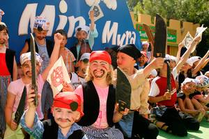 Kinder in Piratenkostümen vor einem Marti Myra Schild