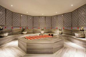 Innenansicht der Sauna im Marti Myra Hotel mit achteckigen Design und gemusterten Wänden.