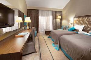 Doppelzimmer im Marti Myra Hotel mit zwei Betten, Schreibtisch und Fernseher
