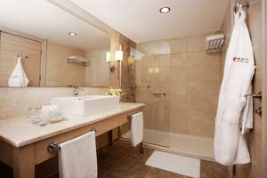 Badezimmer im Marti Myra Hotel mit Marmorboden, Dusche und Waschbecken.