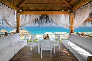 Terrasse des Marti Myra Hotels mit Blick auf das Meer und weiße Möbeln.