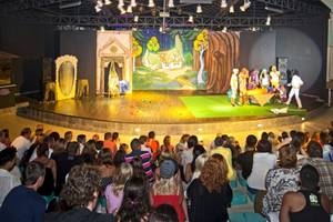 Theateraufführung im Titan Select Hotel mit Zuschauern und einer Bühne im Wald.