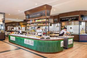 Buffetbereich im H10 Rubicon Palace Hotel mit Angestellten, die verschiedene Gerichte servieren.