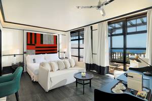 Innenansicht der Luxus-Suite im H10 Rubicon Palace mit Blick auf das Meer.