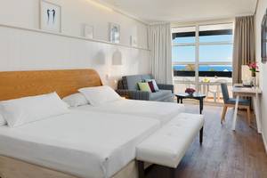 Doppelzimmer im H10 Rubicon Palace mit Meerblick, zwei Betten, Wohnzimmer und Balkon