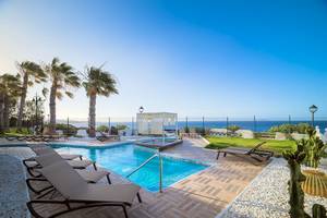 Außenpool des H10 Rubicon Palace mit Blick auf das Meer.