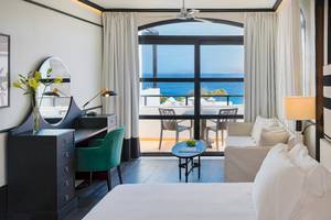 Innenansicht einer Suite im H10 Rubicon Palace mit Blick auf das Meer.