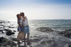 Paar am Strand vor dem H10 Rubicon Palace Hotel auf den Balearen.