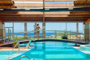 Frau auf der Brücke über dem Pool der Terrasse des H10 Rubicon Palace