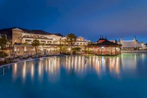 Nachtansicht des H10 Rubicon Palace mit Swimmingpool, Loungebereich und Beleuchtung.