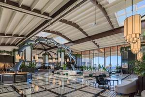 Lobby des H10 Rubicon Palace Hotels mit großen Delfinskulpturen und moderner Einrichtung.