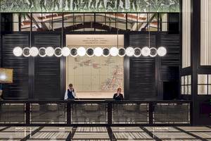 Empfangshalle des H10 Rubicon Palace mit zwei Mitarbeitern und einer Karte