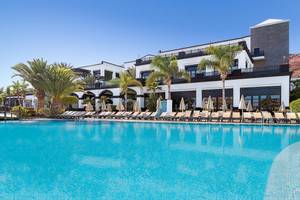 Außenpool des H10 Rubicon Palace Hotels mit vielen Liegestühlen und Sonnenschirmen.