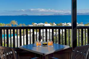 Terrasse des H10 Rubicon Palace mit Blick auf das Meer und die Berge.