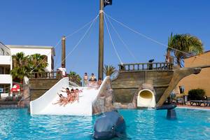 Kinder rutschen auf einer Wasserrutsche in einem Piratenthema-Pool des H10 Rubicon Palace