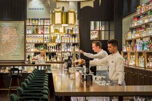 Barkeeper im H10 Rubicon Palace Hotel arbeiten an der Theke