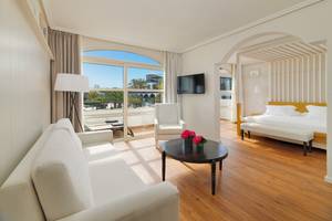 Suite im H10 Rubicon Palace mit Wohnzimmer, Schlafbereich und Terrassenblick.