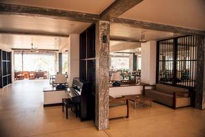 Innenansicht der Lobby im Goldi Sands Hotel mit Klavier, Sofas und Tischen.