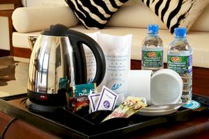 Kaffeeservice auf einem Tisch im Goldi Sands Hotel mit Wasserkocher, Tassen und verschiedenen Kaffeesorten.