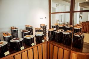 Frühstücksbuffet im Goldi Sands Hotel mit verschiedenen Gerichten auf schwarzen Tabletts.