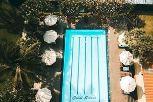 Luftaufnahme des Swimmingpools und der Terrasse des Goldi Sands Hotels