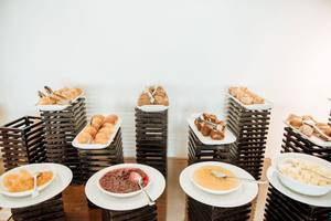 Frühstücksbuffet im Goldi Sands Hotel mit verschiedenen Gerichten auf Platten.