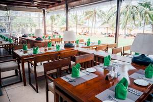 Goldi Sands Hotel, Innenbereich, Restaurant, gedeckte Tische mit Blick auf den Strand.