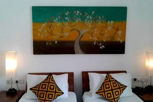 Doppelbett mit baum gemaelde im zimmer des goldi sands hotels