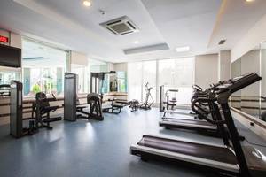 Fitnessraum des Hotels Adalya Bliss mit Laufbändern und Trainingsgeräten.