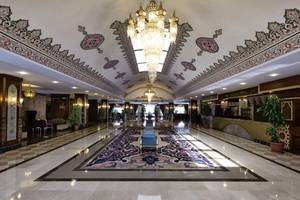 Empfangshalle des Adalya Bliss Hotels mit Kristallleuchter und Teppich