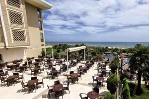 Aussicht von der Terrasse des Adalya Bliss Hotels mit Blick auf den Pool und das Meer.