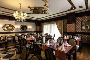 Innenansicht des Restaurants im Adalya Bliss Hotel mit gedeckten Tischen und prächtiger Inneneinrichtung.