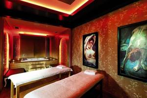 Spa-Behandlungsraum im Adalya Bliss Hotel mit zwei Massagetischen und kunstvollen Wandmalereien.