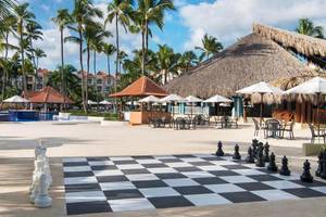 Ein riesiges Schachbrett vor dem Occidental Caribe Hotel im Freien.