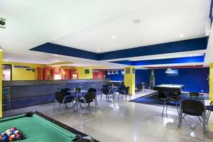 Spielzimmer im Occidental Caribe Hotel mit Pooltischen, Bar und Sitzgelegenheiten.