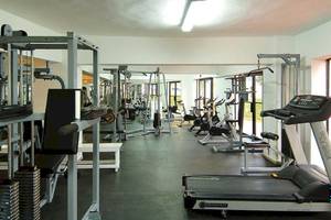 Fitnessstudio im Occidental Caribe Hotel mit verschiedenen Trainingsgeräten und Geräten.