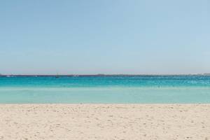 Strand am Allegro Playacar Hotel mit blauem Wasser und weißen Sand