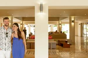 Ein Paar im Eingangsbereich des Allegro Playacar Hotels.