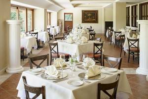 Allegro Playacar Hotel Restaurant Innenbereich mit gedeckten Tischen und Stühlen.