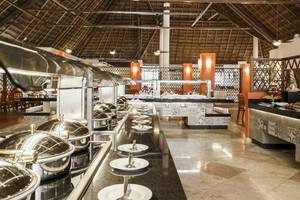 Buffetbereich im Allegro Playacar Hotel mit Edelstahlbuffettischen und Holzmöbeln.