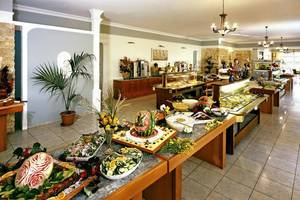 Buffet im Restaurant des Gaia Royal Hotels mit vielen Speisen und Dekoration.