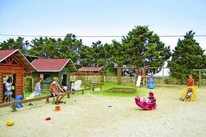 Kinder spielen auf dem Spielplatz im Gaia Royal Hotel.