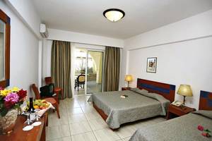 Doppelzimmer im Gaia Royal Hotel mit zwei Betten, Fernseher und Balkon