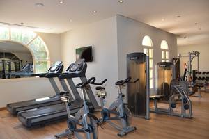 Fitnessstudio im Drei Ecken Ocean View Hotel mit Laufbändern und Trainingsgeräten.
