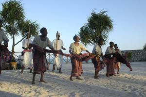 Gruppe von Tänzern, die vor dem Ocean Paradise Resort & Spa einen traditionellen Tanz aufführen.