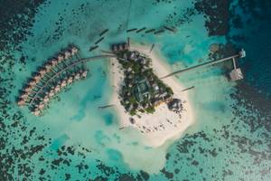 Luftaufnahme von Drift Thelu Veliga Retreat Insel mit Wasserbungalows und Steg