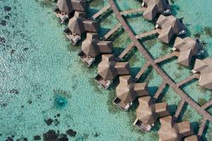 Luftaufnahme des Drift Thelu Veliga Retreats mit Wasservillen am Meer
